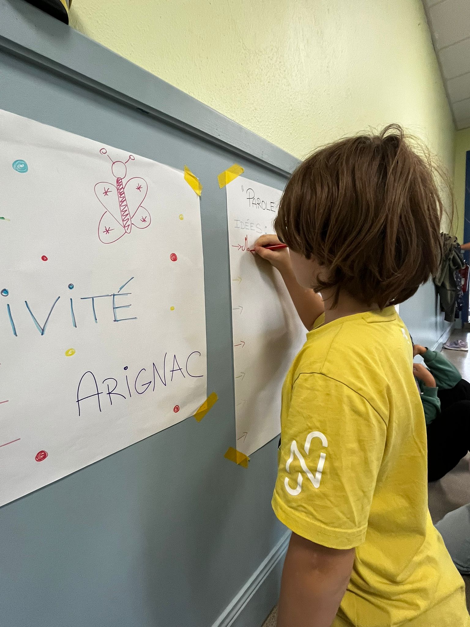 Enfant qui écrit ce qu'il aime