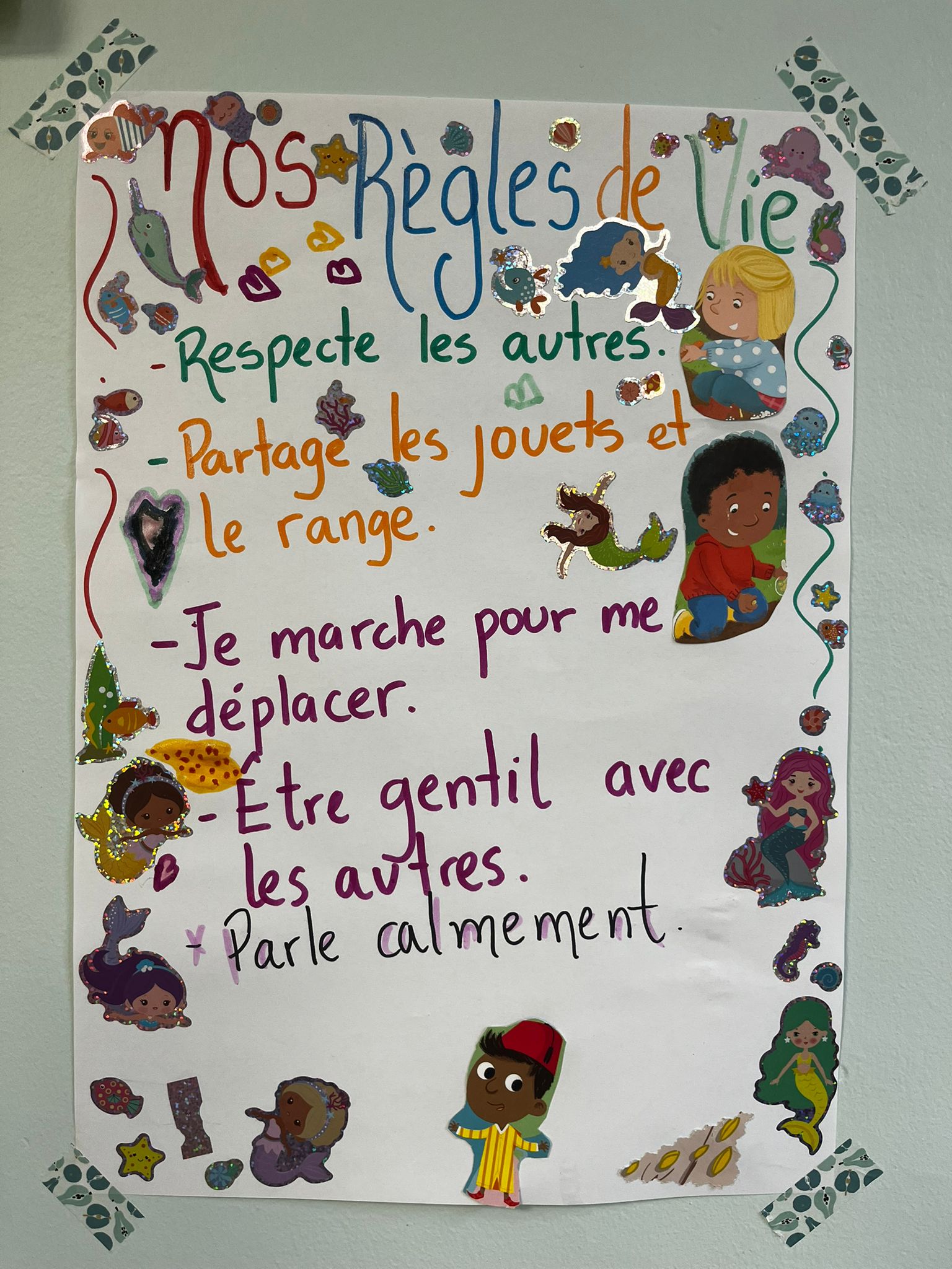 Les règles de vie : respecter les autres, partager les jouets et les ranger, etre gentil avec les autres, parler calmement